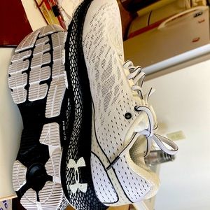 Perfect condition under armor snickers 9,5